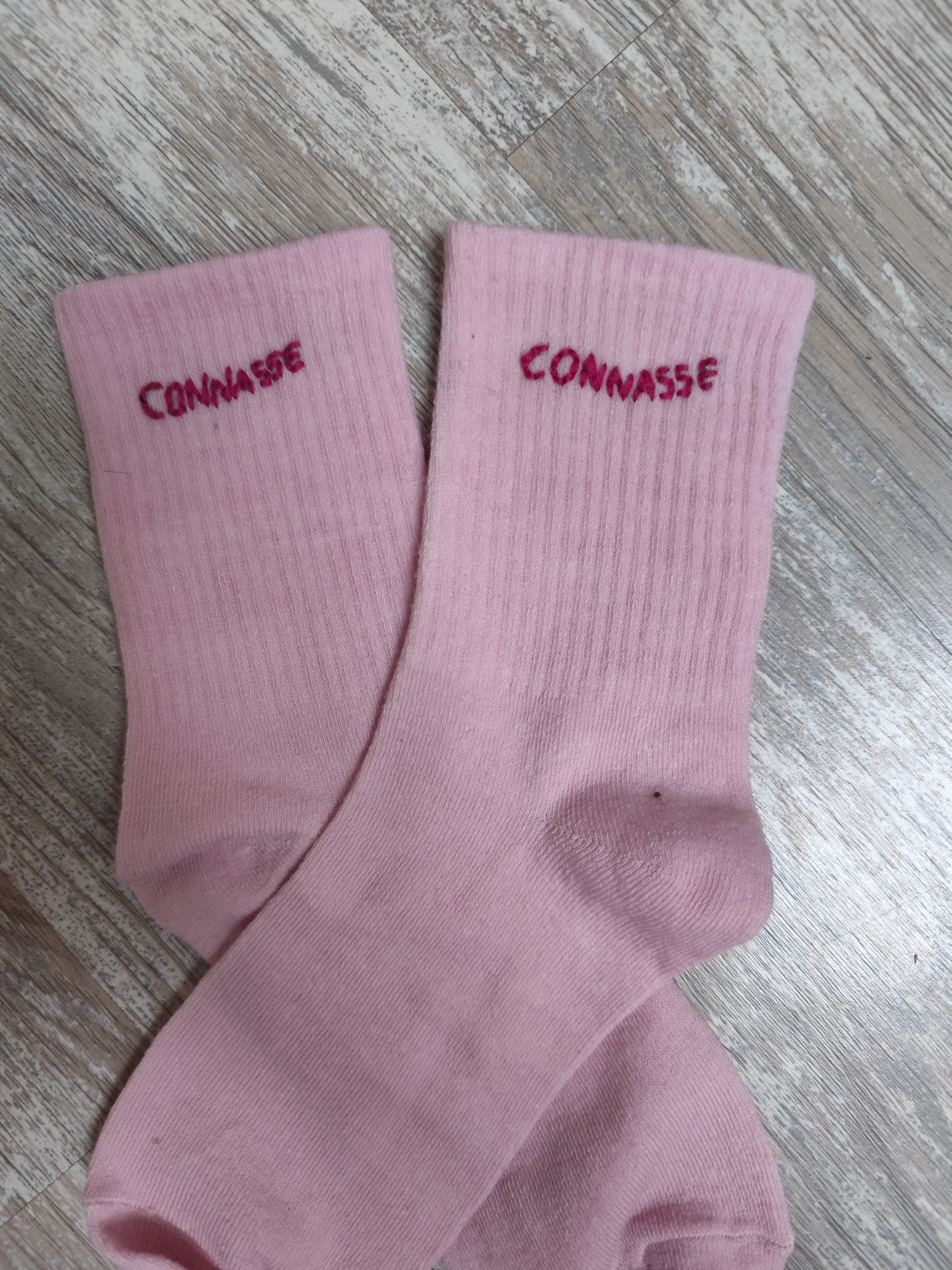 Chaussettes brodées personnalisées – Création artisanale – Motif au choix (36-40)