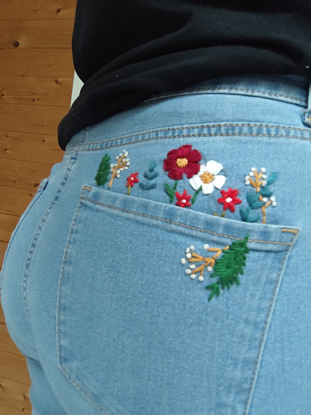 Jean brodé poche fleurs T.40