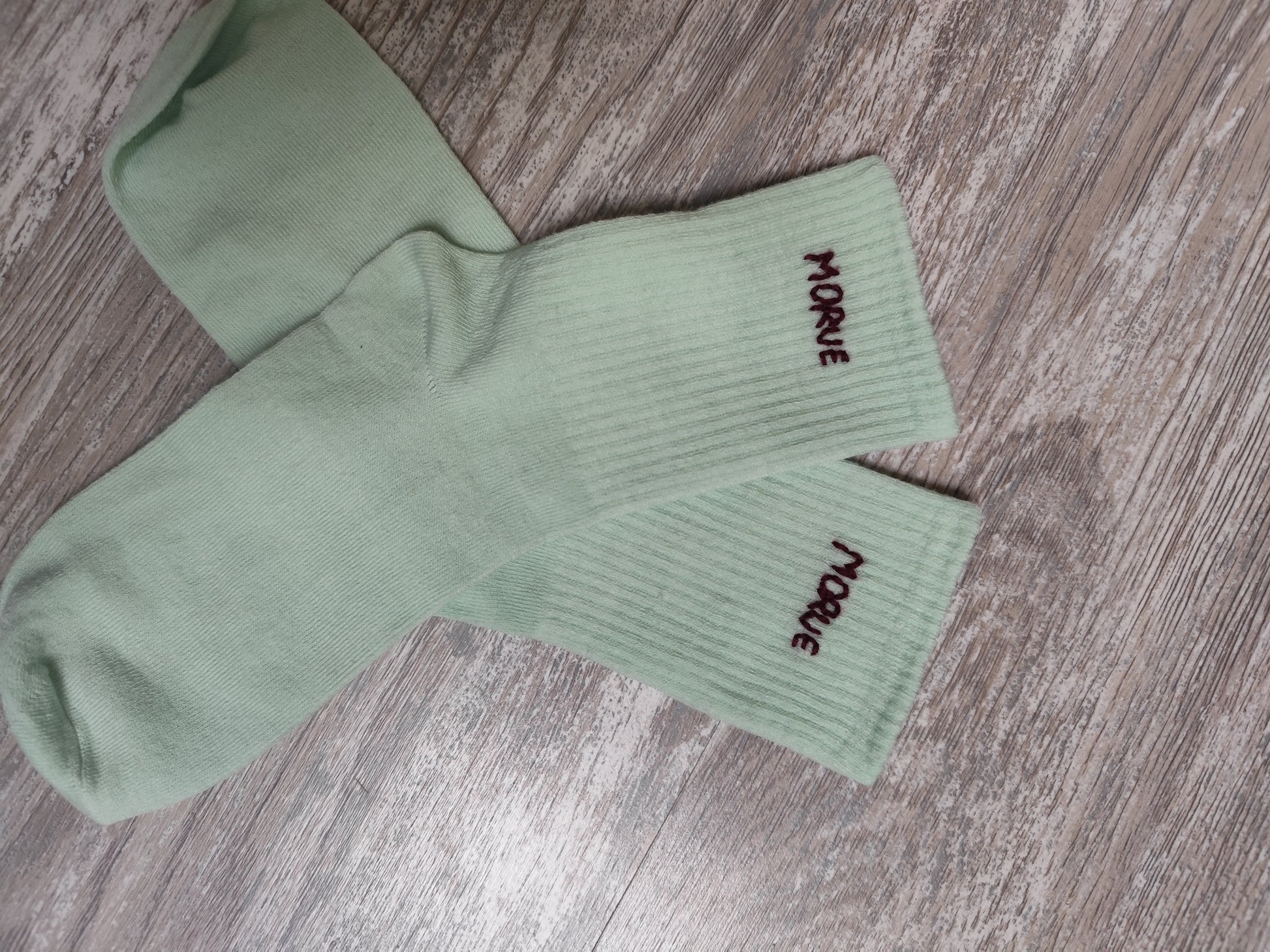 Chaussettes brodées personnalisées – Création artisanale – Motif au choix (36-40)