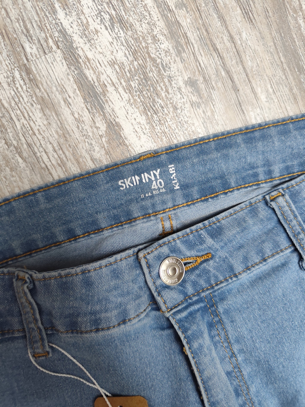 Jean brodé poche fleurs T.40