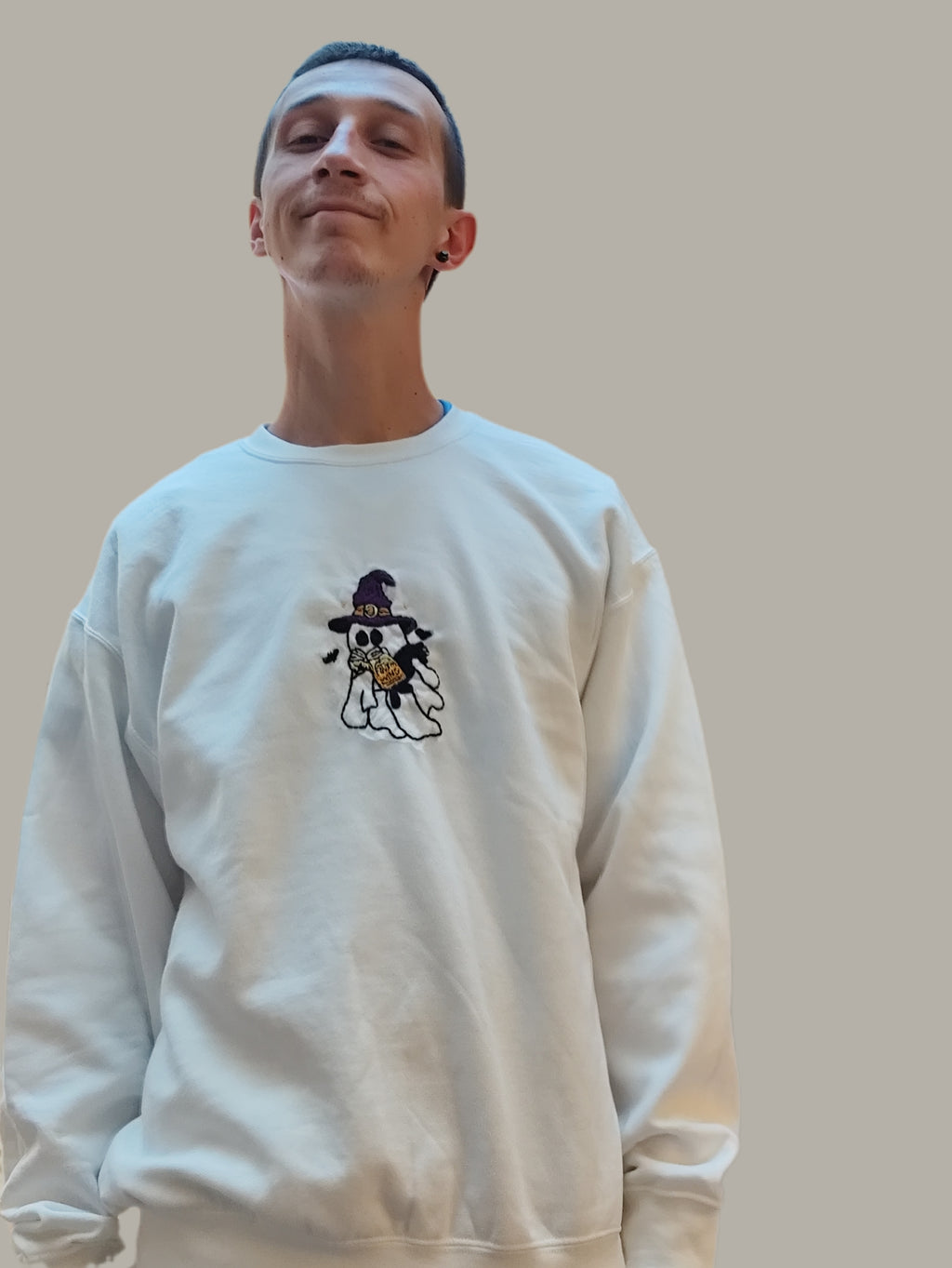 Sweat brodé main ''Fantôme Sorcière'' - personnalisable avec le livre de ton choix 📚