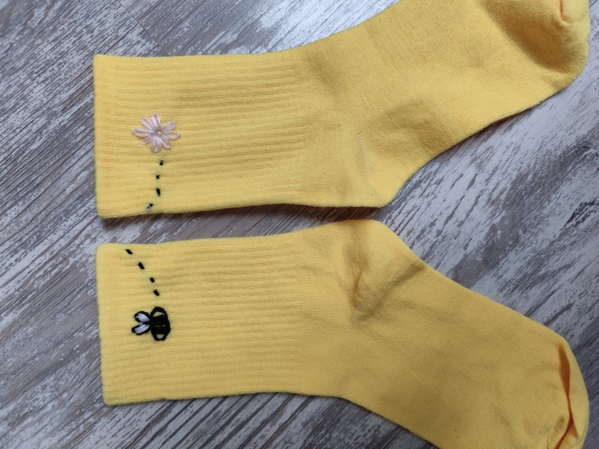 Chaussettes brodées personnalisées – Création artisanale – Motif au choix (36-40)