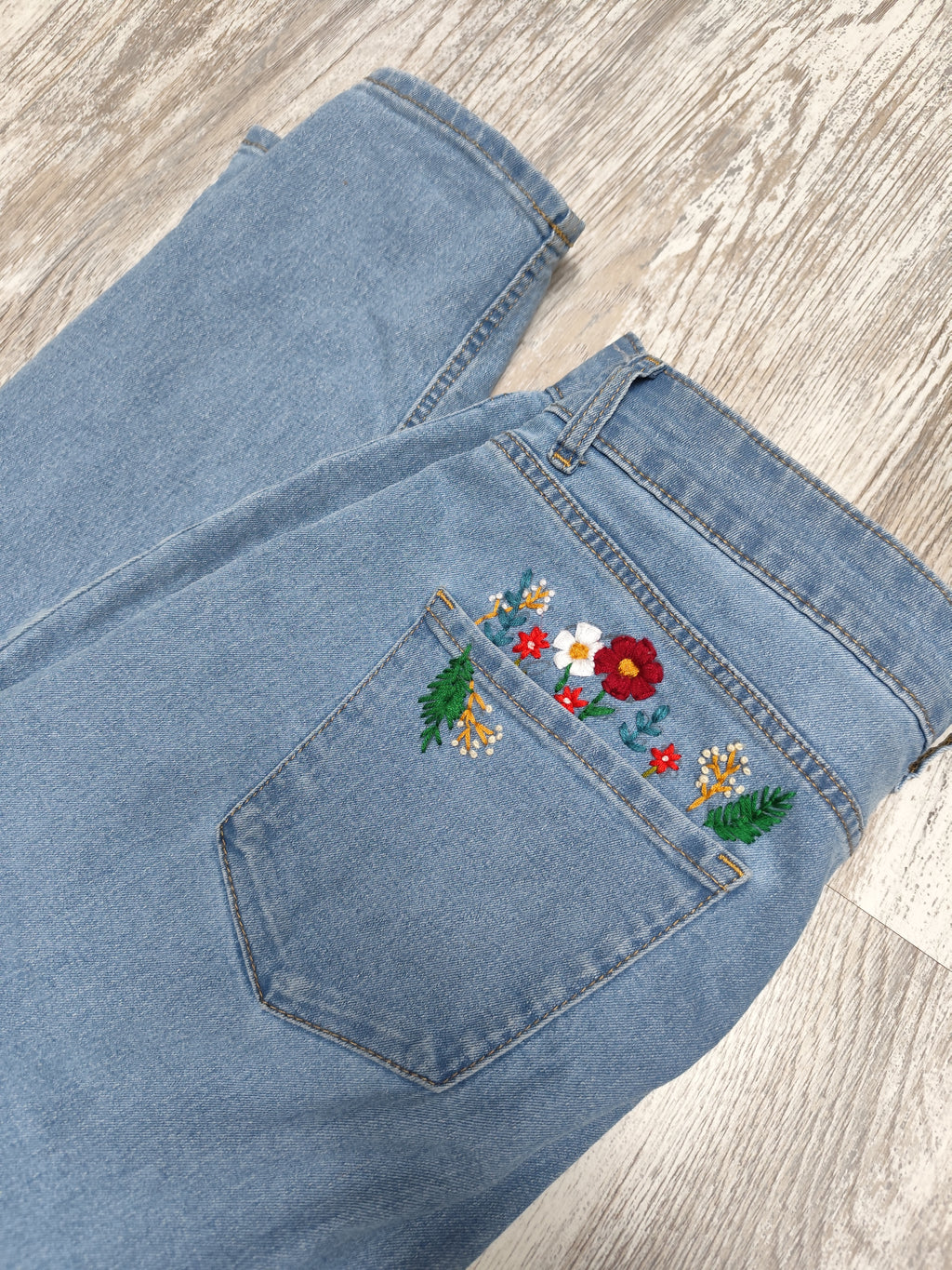 Jean brodé poche fleurs T.40