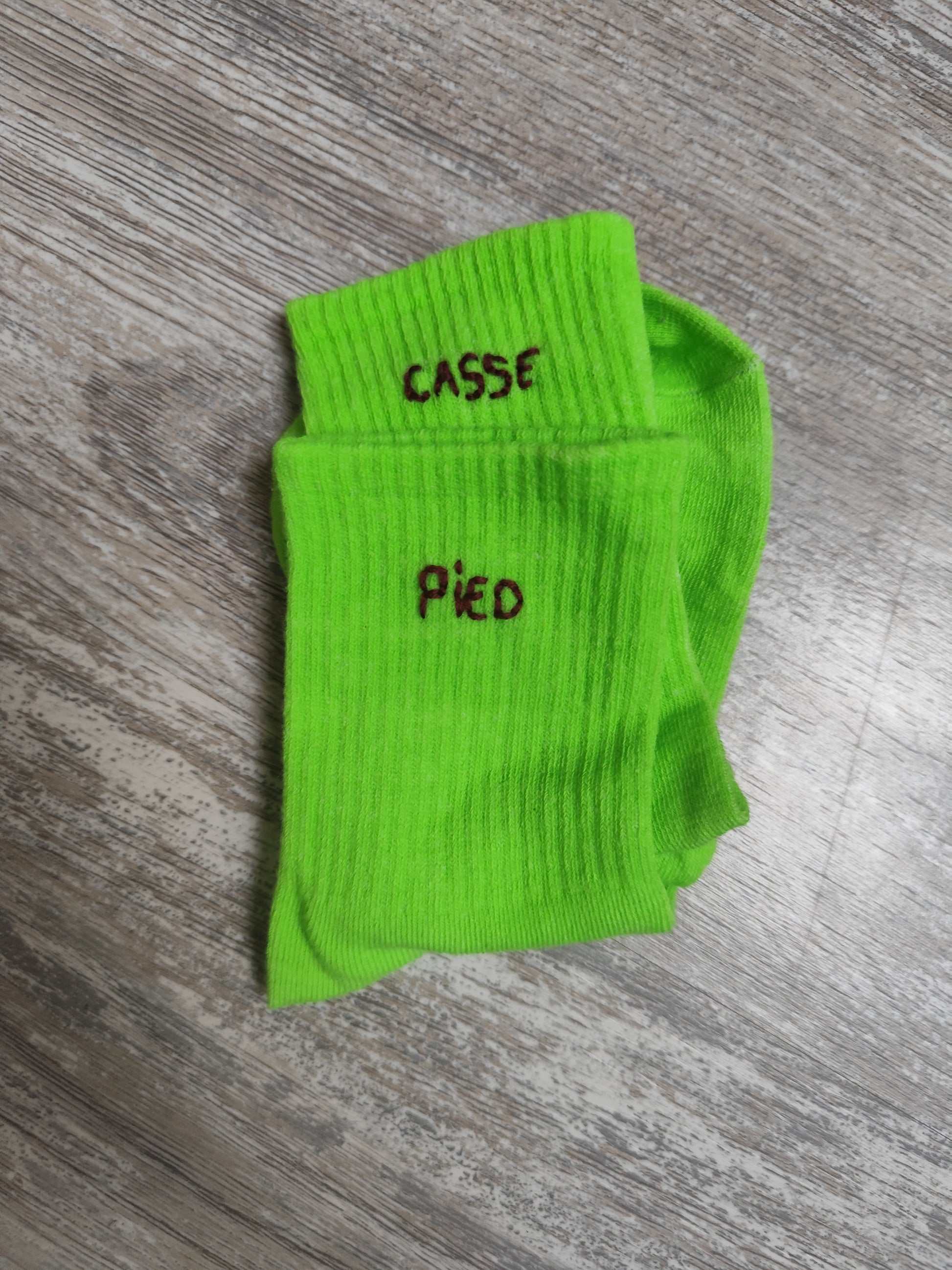 Chaussettes brodées personnalisées – Création artisanale – Motif au choix (36-40)