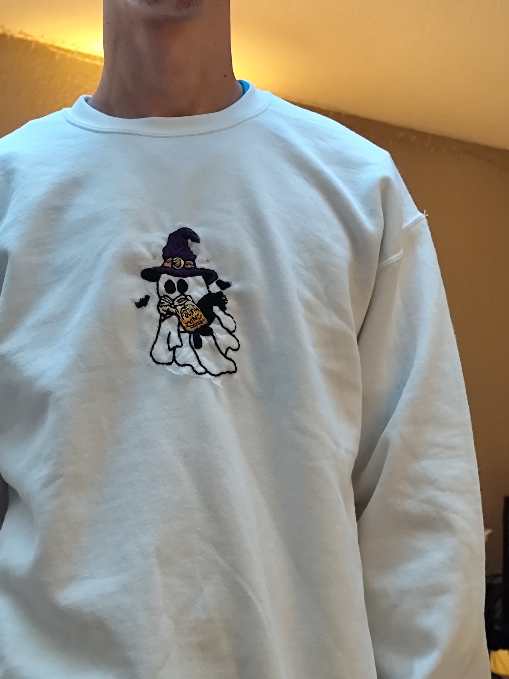 Sweat brodé main ''Fantôme Sorcière'' - personnalisable avec le livre de ton choix 📚