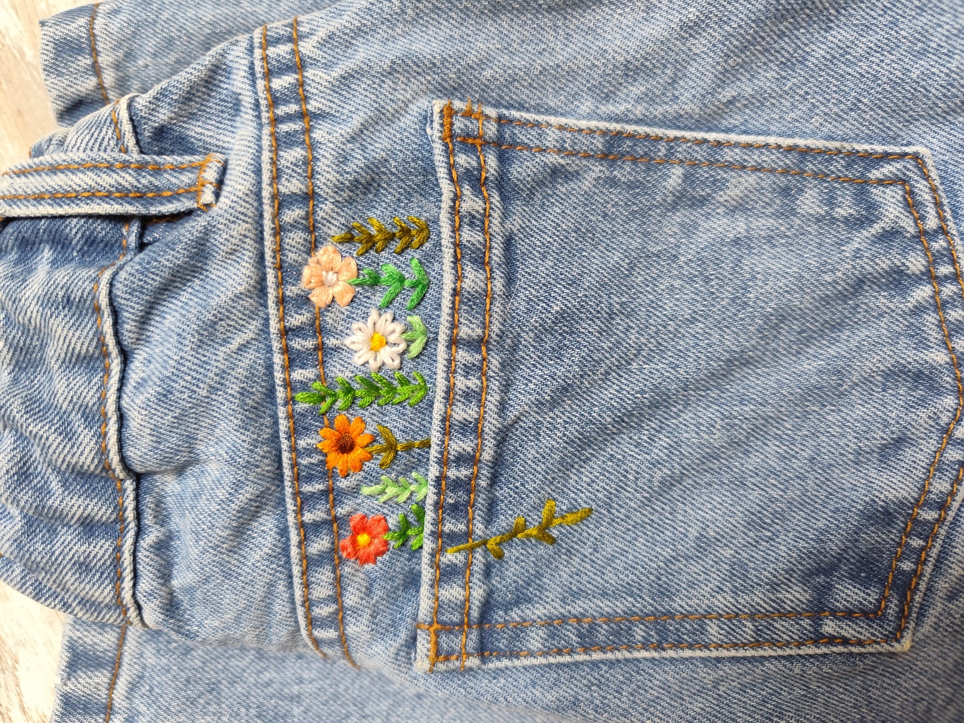 Jean Jambes large brodé poche arrière florale (10ans)