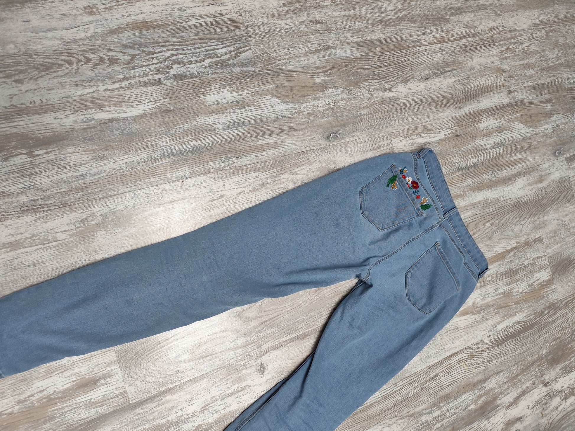Jean brodé poche fleurs T.40