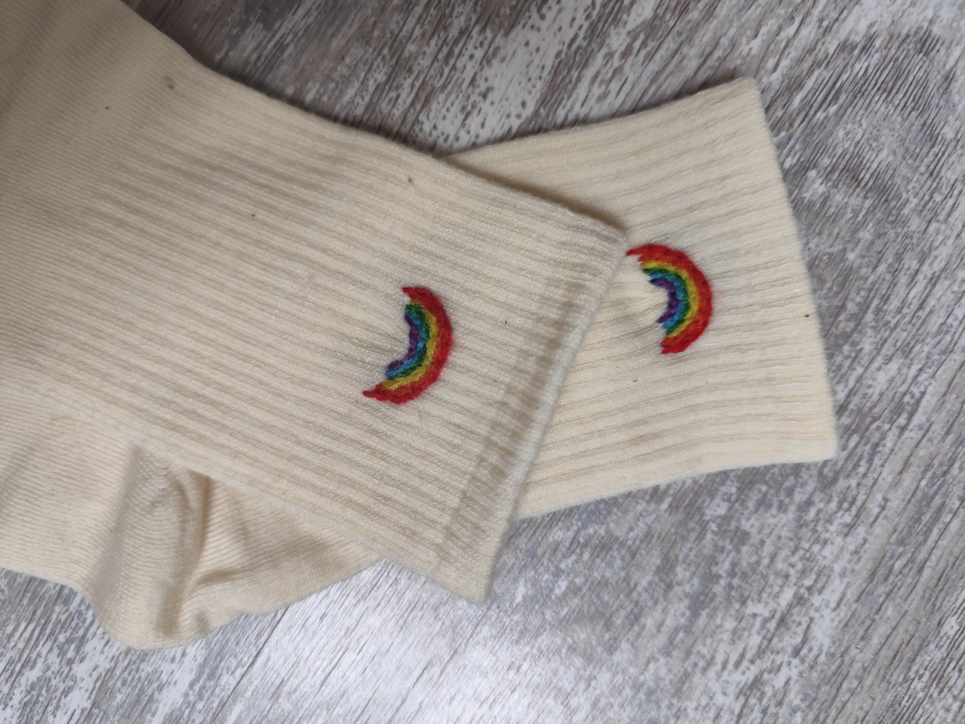 Chaussettes brodées personnalisées – Création artisanale – Motif au choix (36-40)