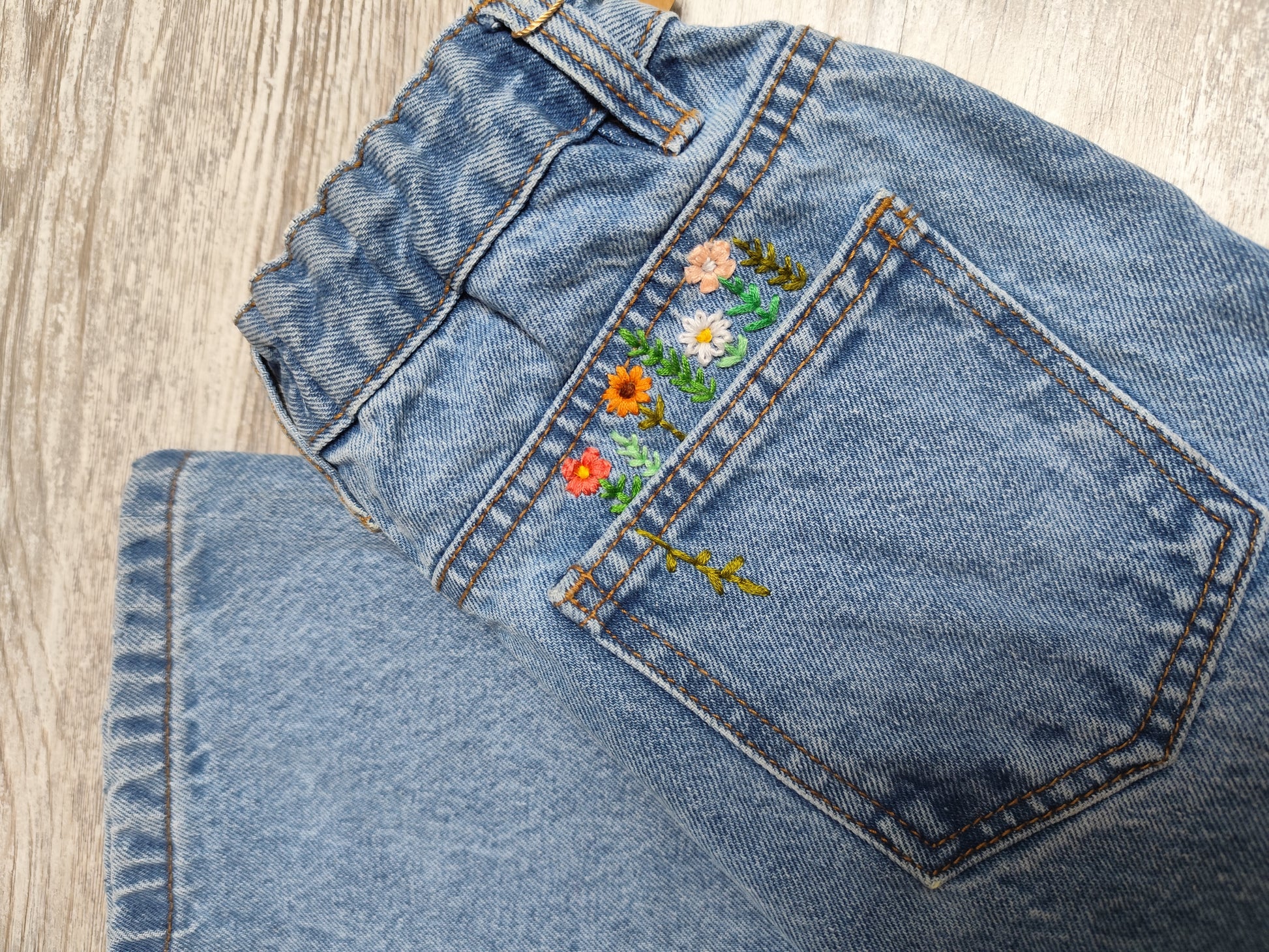Jean Jambes large brodé poche arrière florale (10ans)
