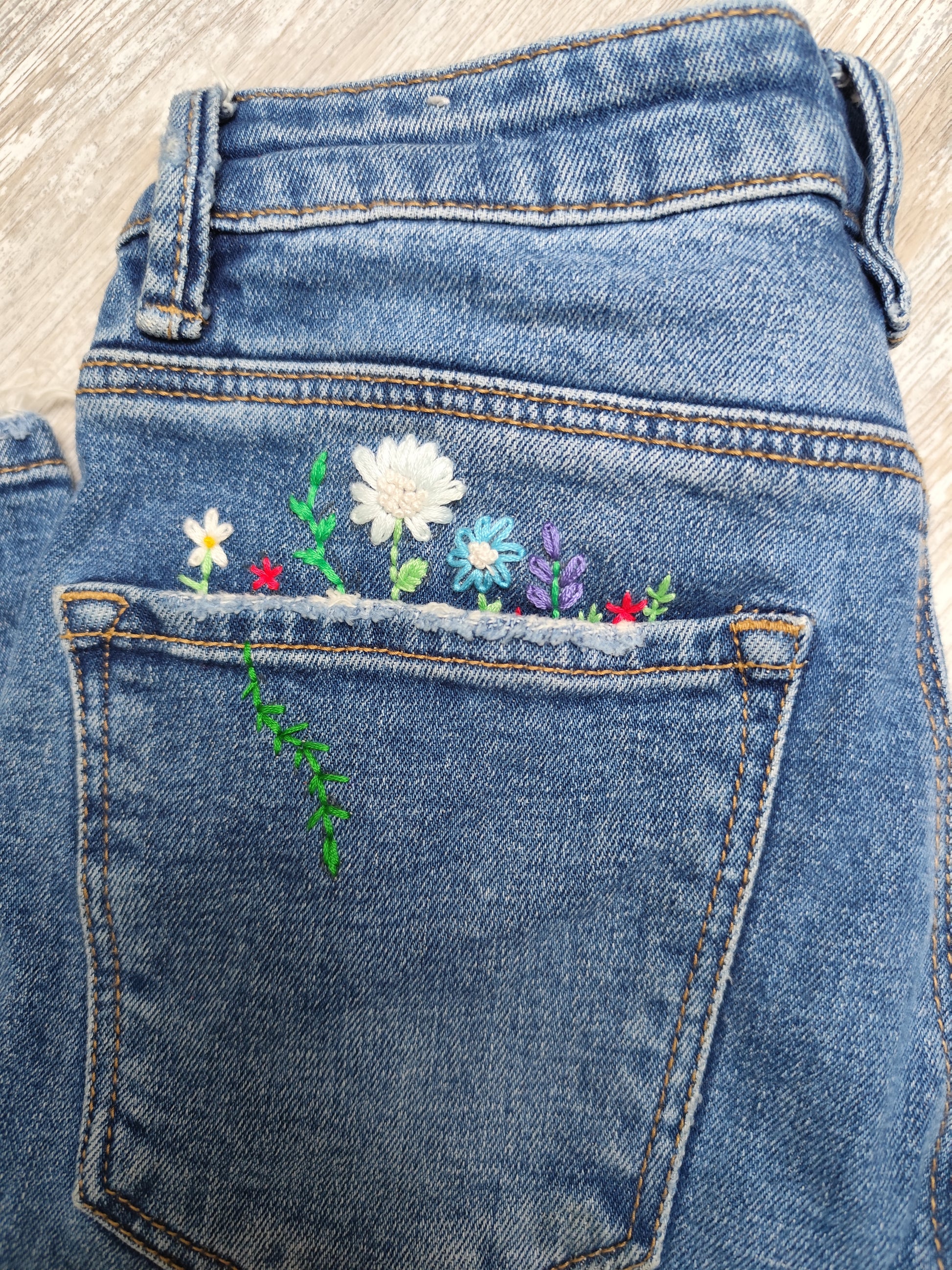 Jean fleur brodé T34
